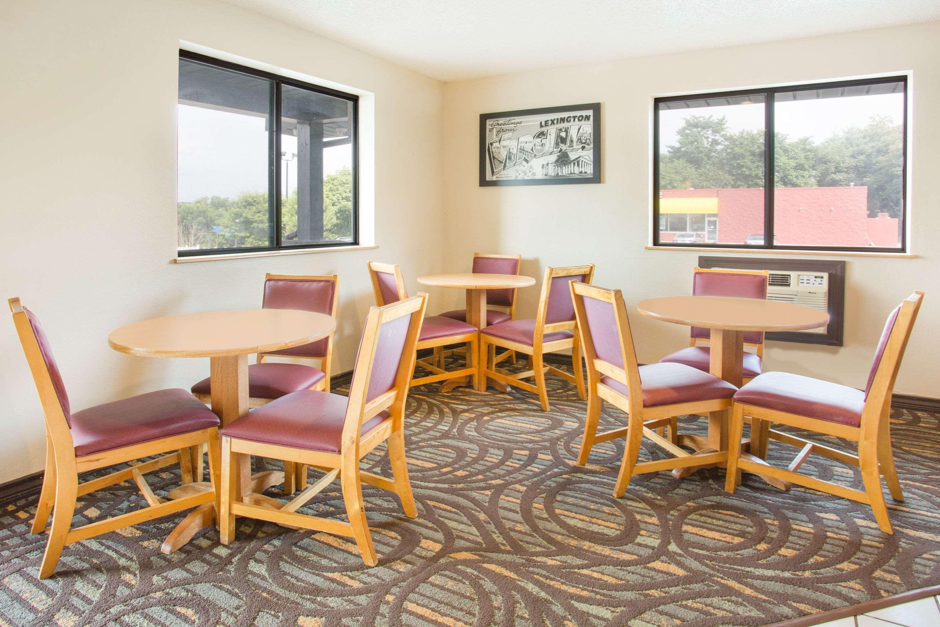 Super 8 By Wyndham Lexington Va Hotel Bagian luar foto